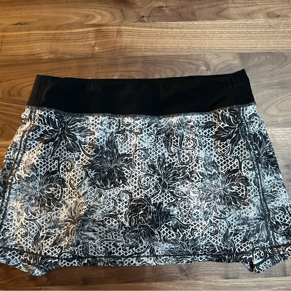 Lululemon 10 Black and White Floral Skirt